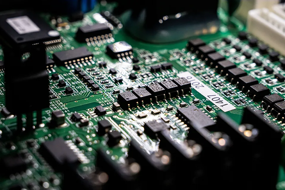 電子部品加工機器メーカー向け KDP2 3相タイプ導入事例